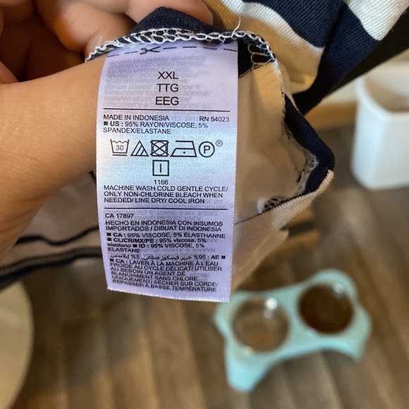 Old Navy XXL white navy stripe top - Picture 3 of 3